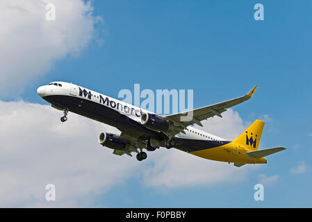 G-ZBAD Monarch Airlines Airbus A321-200 l'aéroport de Manchester en Angleterre Royaume-Uni départ rotation Banque D'Images