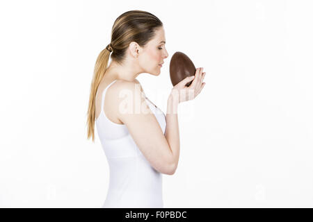 Woman holding easter egg Banque D'Images