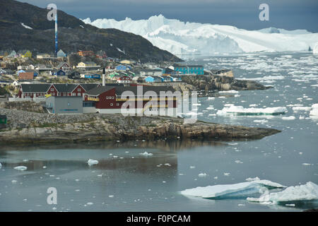 Bâtiments colorés d'Illulissat, l'ouest du Groenland, d'icebergs dans l'arrière-plan Banque D'Images