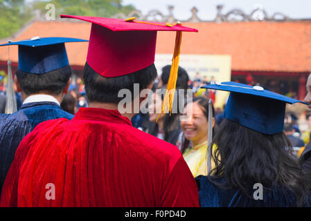 Cérémonie de remise des diplômes, les étudiants de Hanoi se rassemblent à une cérémonie tenue à la Temple de la littérature, le Vietnam a centre historique de l'apprentissage. Banque D'Images