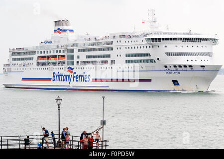 Brittany Ferries passagers pont-aven tête dans le port de Portsmouth sur un ciel nuageux mais lumineux jour d'été Banque D'Images