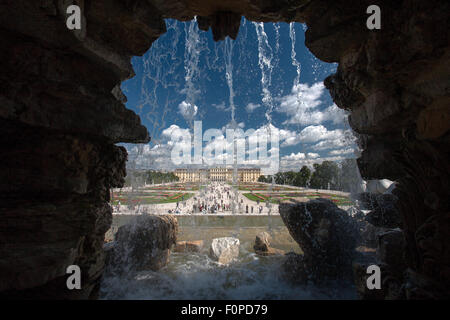 Le bâtiment principal du château et des jardins avec fontaine de Neptune en premier plan, Vienne, Autriche Banque D'Images