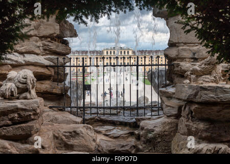 Le bâtiment principal du château et des jardins avec fontaine de Neptune en premier plan, Vienne, Autriche Banque D'Images