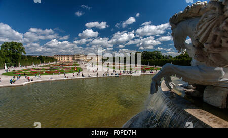 Le bâtiment principal du château et des jardins avec fontaine de Neptune en premier plan, Vienne, Autriche Banque D'Images