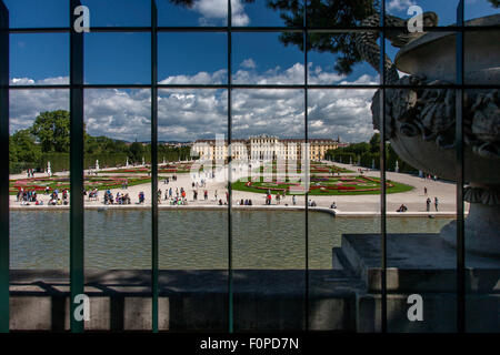 Le bâtiment principal du château et des jardins avec fontaine de Neptune en premier plan, Vienne, Autriche Banque D'Images