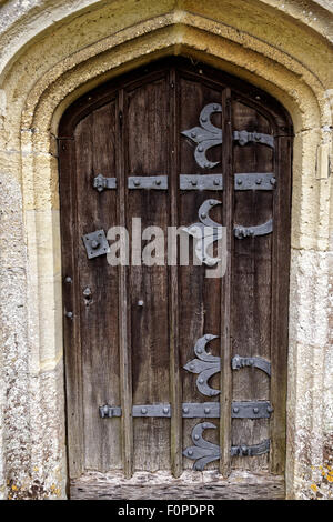 Porte en bois à St Giles Church Imber Banque D'Images