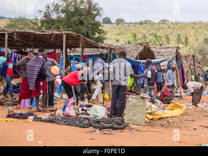 Marché hebdomadaire du samedi dans la région de Maasai Handeni, Tanzanie, Afrique. Banque D'Images