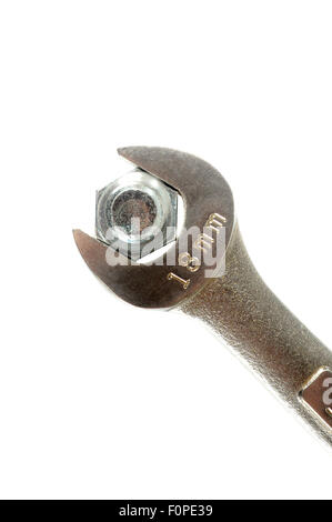 Plan macro sur une vis et une clé isolated on white Banque D'Images