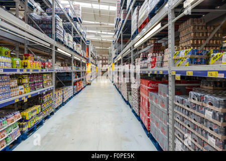 Produits sur les étagères. Rayez les présentoirs d'une allée dans une caisse et transportez l'intérieur du magasin. Makro, Nottingham, Angleterre, Royaume-Uni Banque D'Images