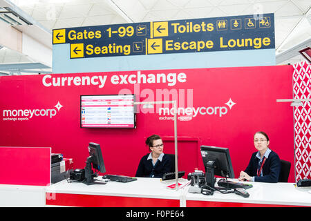 Les passagers, les gens du voyage avec une assurance et des boutiques, change de terminal des départs à l'aéroport de Stansted, Royaume-Uni,Londres Banque D'Images