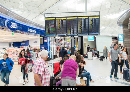 Boots,magasin,store,passagers, les voyageurs avec une assurance et des boutiques, change de terminal des départs à l'aéroport de Stansted, Royaume-Uni,Londres Banque D'Images