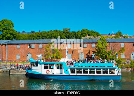 Bateau, en face du musée, Tykistölahti, bay, Suomenlinna, la forteresse de Sveaborg, Helsinki, Finlande Banque D'Images