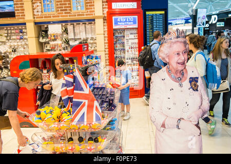 Drôle,image,l, Queen, accueille les touristes à la sortie boutique touristique 'Glorious Britain' cadeaux. L'aéroport de Stansted, terminal des départs,Londres,Royaume-Uni. Banque D'Images