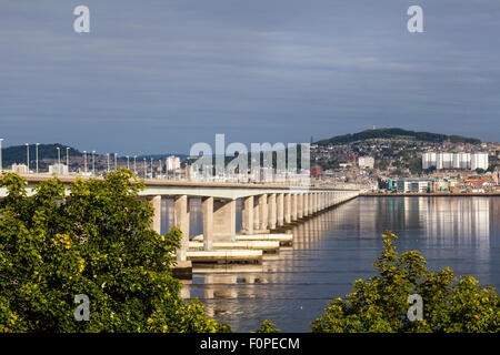 Firth of Tay, et la cityn of Dundee de Newport-on-Tay à Fife; Skyline, chemin Tay chemin de rivière Bridge traversant la rivière à Dundee, Écosse, Royaume-Uni Banque D'Images
