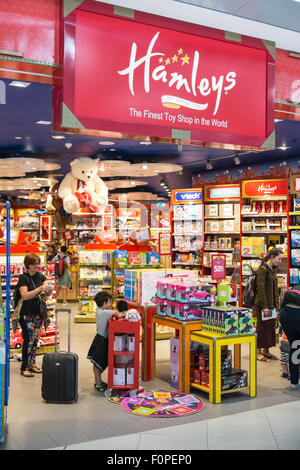 Passagers, voyageurs, Hamleys, magasin de jouets à l'Aérogare de départ à l'aéroport de Stansted, Royaume-Uni,Londres Banque D'Images