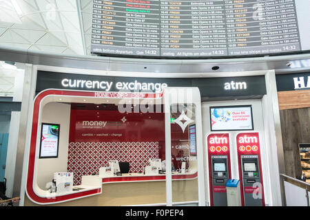 Les passagers, les gens du voyage avec une assurance et des boutiques, change de terminal des départs à l'aéroport de Stansted, Royaume-Uni,Londres Banque D'Images