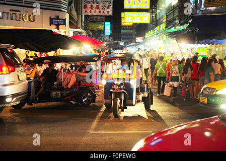 Bangkok 'taxi tuk-tuk' avec les passagers dans le quartier chinois rue. Banque D'Images