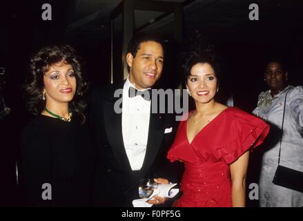 BRYANT GUMBEL avec femme Carlyn Juin Baranco et Suzette Charles 1990.f9387. © Michael Ferguson/monde/Photos/Zuma Zuma sur le fil conducteur/Alamy Live News Banque D'Images