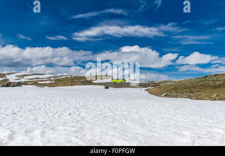 L'entraîneur de couleur vert lime sur la montagne couverte de neige passer au-dessus, la Norvège Skjolden Banque D'Images