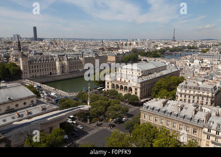 Vue de la Tour Saint-Jacques à Paris au Théâtre du Châtelet, la France. Banque D'Images