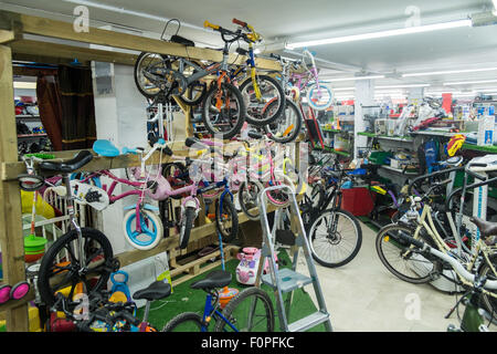 Les vélos,motos,biens de seconde main à vendre à cette 'secondes' shop à Terrassa, près de Barcelone, Catalogne, Espagne. Banque D'Images