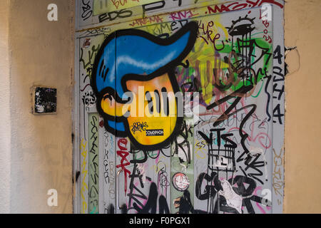 Graffitis colorés sur les murs et portes de petite rue côté de La Rambla dans Barrio Gotic,Quartier Gothique, CatalanSpain,Barcelone, Banque D'Images