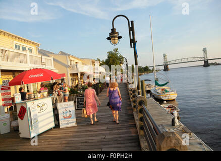 Riverwalk au coucher du soleil, de la rivière Cape Fear, Wilmington, Caroline du Nord, États-Unis Banque D'Images