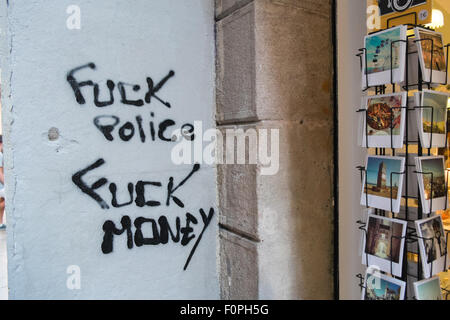 La police ,anticapitaliste graffiti sur mur de petite rue côté de La Rambla dans Barrio Gotic,gothique, Barcelone,Catalan,Catalogne, Espagne Banque D'Images