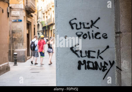 La police ,anticapitaliste graffiti sur mur de petite rue côté de La Rambla dans Barrio Gotic,gothique, Barcelone,Catalan,Catalogne, Espagne Banque D'Images