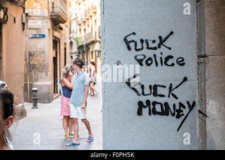 La police ,anticapitaliste graffiti sur mur de petite rue côté de La Rambla dans Barrio Gotic,gothique, Barcelone,Catalan,Catalogne, Espagne Banque D'Images