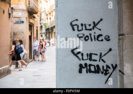 La police ,anticapitaliste graffiti sur mur de petite rue côté de La Rambla dans Barrio Gotic,gothique, Barcelone,Catalan,Catalogne, Espagne Banque D'Images