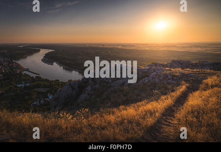 Paysage. Magnifique Coucher de soleil sur les rochers et la rivière Banque D'Images
