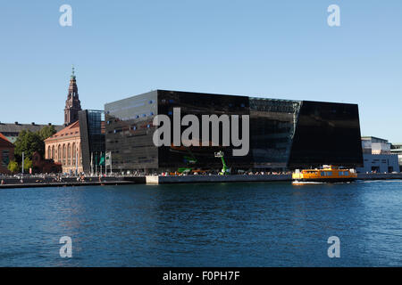 Le Black Diamond, Den Sorte Diamant, au bord de l'eau à Copenhague, Danemark. Le bâtiment est celui de l'habitation la Bibliothèque royale et est un centre de culture. Banque D'Images