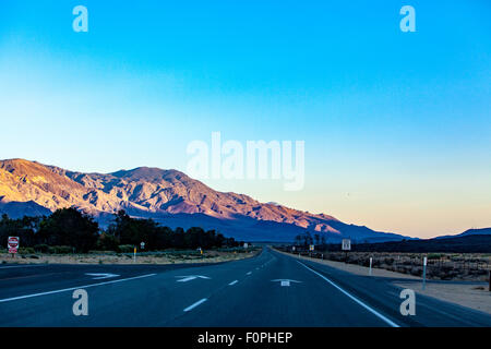 Au volant du sud lié dans la vallée d'Owens est de la Sierra Nevada au coucher du soleil Banque D'Images