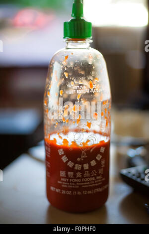 Une bouteille partiellement utilisé d'Huy Fong Foods Sauce Sriracha Banque D'Images