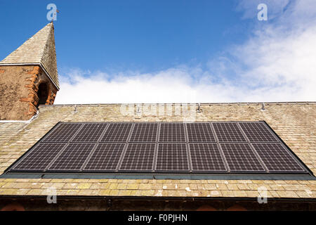 Des panneaux solaires sur le toit de l'église St Paul, Pooley Bridge Ullswater, Lake District, Cumbria, Angleterre Banque D'Images