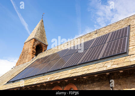 Des panneaux solaires sur le toit de l'église St Paul, Pooley Bridge Ullswater, Lake District, Cumbria, Angleterre Banque D'Images