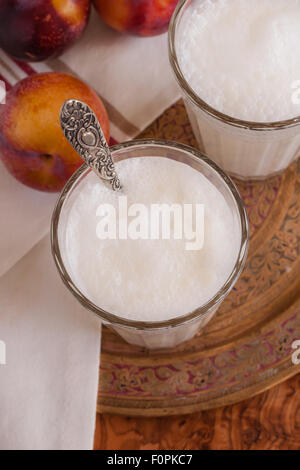 Ayran Doogh ou une boisson au yogourt dilué populaires du Moyen-Orient Banque D'Images