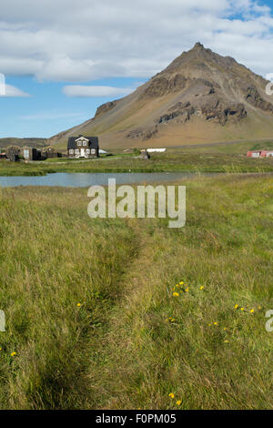 L'Islande, à l'ouest de l'Islande (aka Vesturland), Péninsule Snaefellnes. Petit village de pêcheurs d'Arnarstapi (aka Stapi). Banque D'Images