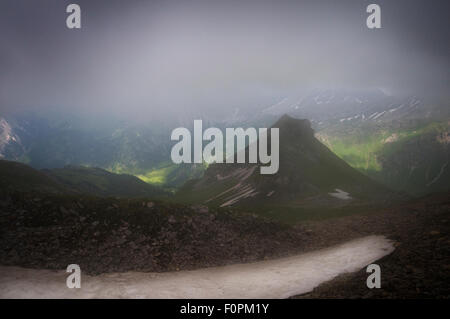 Vue sur les nuages bas sur les montagnes de l'Augstenberg, Liechtenstein, Juin 2009 Banque D'Images