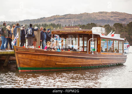 Les touristes à bord d'un bateau, Reine du lac, pour une croisière sur le lac Windermere, Ambleside, Lake District, Cumbria, Angleterre Banque D'Images