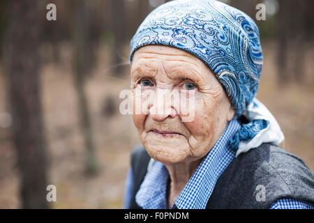 Portrait d'une femme âgée smiling outdoors Banque D'Images