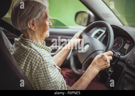 Senior woman driving a car Banque D'Images