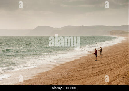 Plage de Chesil, Dorset, Angleterre, à partir de l'extrémité sud tournés vers le nord/ouest avec le 'Jurassic Coast' dans la distance. Banque D'Images