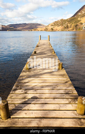 Jetée sur le lac Ullswater, et le lieu est tombée sur la droite, Shap, Lake District, Cumbria, Angleterre Banque D'Images