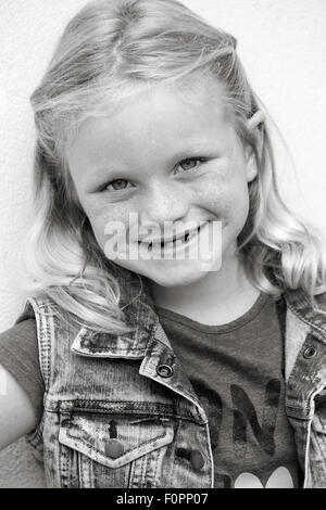 Portrait d'une jeune fille en noir et blanc Banque D'Images