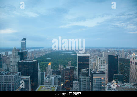 USA, New York State, New York, Manhattan, Central Park et les toits de la ville vue du sommet du Rockefeller Center. Banque D'Images