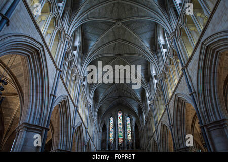 Toit voûté et de plafond et de splendides arcades et colonnes à l'intérieur de la cathédrale de Southwark, près de London Bridge et Borough, dans le sud de Londres Banque D'Images