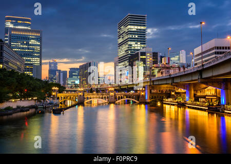 Osaka, Japon sur la skyline Dojima River dans le quartier de Nakanoshima. Banque D'Images