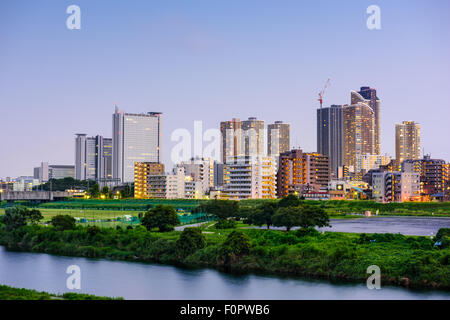 Kawasaki, Japon à l'horizon de la rivière Tamagawa. Banque D'Images